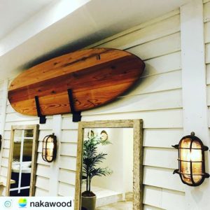 木頭杉のサーフボード美容室にカッコよくディスプレイ頂きました！