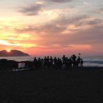 映画”波乗りオフィスにようこそ”綺麗な朝日を浴びてサーフィン撮影スタート！