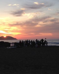 映画”波乗りオフィスにようこそ”綺麗な朝日を浴びてサーフィン撮影スタート！