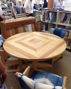 徳島県庁のオフィスで見つけたテーブル。