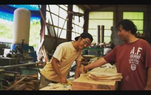 色々な技法を伝授して下さってる木工職人 泉さん。