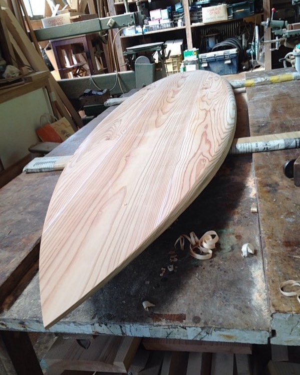 ウッドボードKUKUショートボードタイプ。今回は、シャープなアウトラインと木目とのバランスが良い感じになってます。仕上がり 、お楽しみに〜#wood#woodsurfboard #woodboardkuku #grain #handshaped #木頭杉#ウッドボードkuku #ウッドサーフボード@nakawood