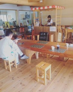 木育カフェ涼しい〜。