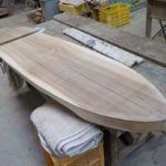 一枚板から削り出してウッドボードを製作中