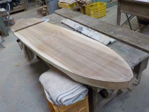 一枚板から削り出してウッドボードを製作中