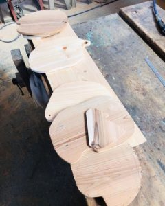 木頭杉と那賀町産ヒノキでプレートなどの試作品作り