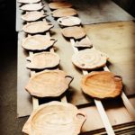 木頭杉の特性を活かした NEW KUKUプレートの試作品