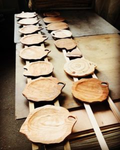 木頭杉の特性を活かした NEW KUKUプレートの試作品