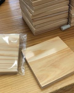 今話題の”きえすぎくん”木頭杉のミニホワイトボードをプレゼント