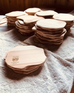 KUKUコースターお店のロゴをレーザー加工出来ます！