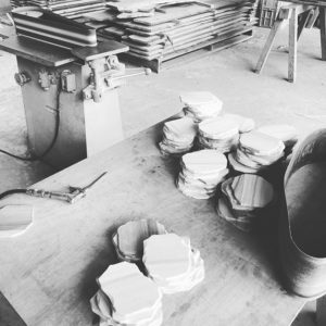 ウッドボードを通して水辺で遊ぶ方々に、山の環境が現在、荒れてる事を知ってもらいたい