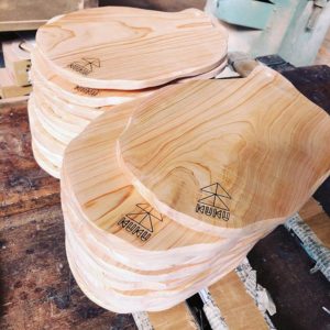 KUKUカッティングボード製作中　ヒノキの良い香り〜