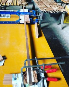 KUKUパドル  木頭杉のパドル色味が違う部位をデザインにカット