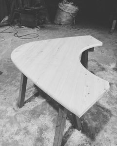 テーブル天板途中経過　存在感あるフォルム