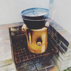 KUKUトーチで火を囲む