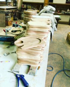 KUKU BBQプレート人気のウッドプレートの制作中！