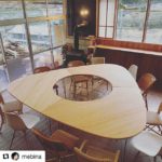 ヨンロッパ食堂に桧のテーブル