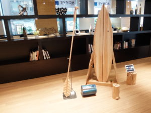 インテリア・ディスプレイ用の木製サーフボード・パドル