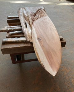 必見！ 木頭杉の一枚板から彫り出しサーフボード