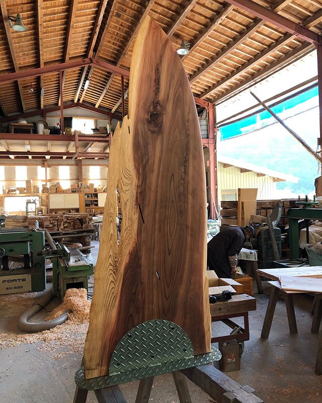 KUKUボードスタンドが完成し、ボードと接続。もちろん取り外し可能。裏側をお見せしましたー^_^正面写真は後日公開！#woodboardkuku#woodenart #woodart #woodsurfboards #アイアン #木頭杉#carpediem #木工#徳島#四国#surfart @nakawood @woodboardkuku
