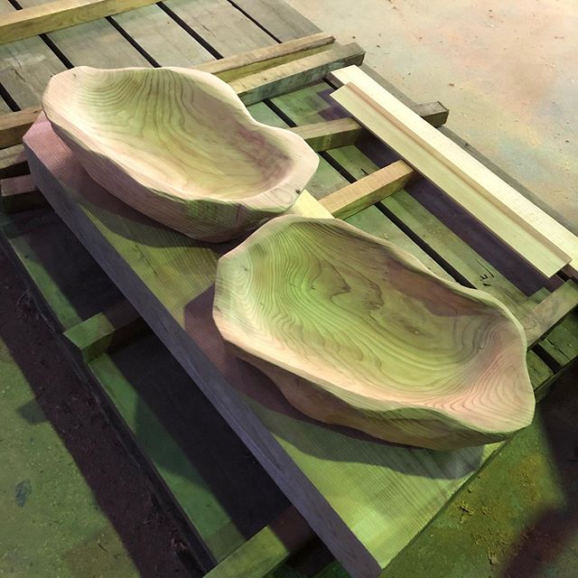 KUKU wood plateビュッフェなどに使える大皿製作！一枚板からの手彫り。いろんな角度から見ても飽きないデザインをイメージ。この上にてんこ盛りの料理がのってると思うと、ワクワクします。あと何枚か仕上げて、いよいよ最終の塗装工程。#woodboardkuku#woodtray #woodplate #木頭杉#木の器 #木の皿#手彫り#handmade @nakawood @mebina