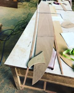 ウッドボード製作開始。フィンテンプレートとロッカーゲージ