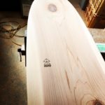 wood surfboard製作レーザーでKUKUロゴ入れ