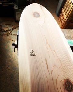 wood surfboard製作レーザーでKUKUロゴ入れ