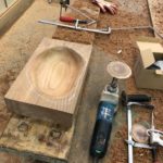 KUKU plateカレー用の手彫りプレート製作中！