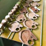 塗装中〜KUKU プレートたちがまもなく完成！