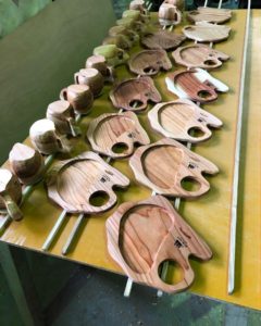 塗装中〜KUKU プレートたちがまもなく完成！