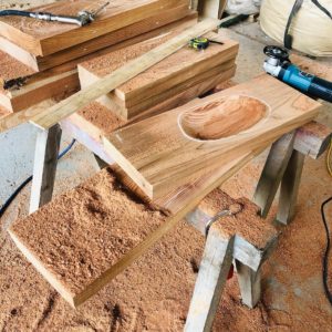 KUKUプレート 木頭杉の手彫り作業開始！