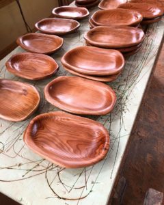 KUKU手彫りプレート　最終塗装でマットな仕上がりへ