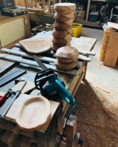 木頭杉の手彫りプレート製作　-外側の荒削り-