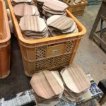 杉コースター製作　一個ずつ大事にカット！