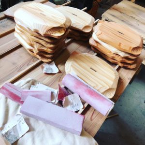 KUKUプレート製作 塗装前のペーパーがけ