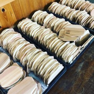 杉コースター仕上げ磨き