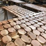 木頭杉のコースター　ずらっと並べて乾かしていきます