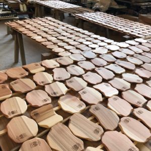 木頭杉のコースター　ずらっと並べて乾かしていきます