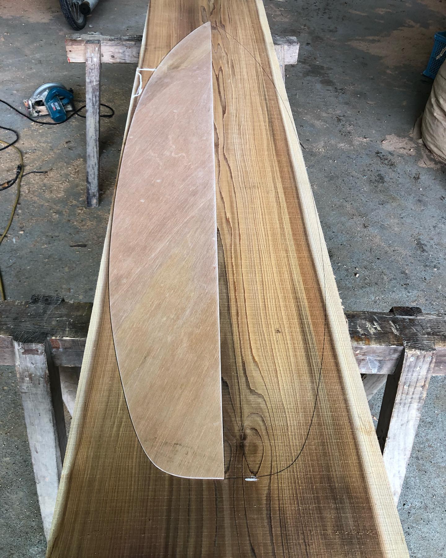 木頭杉一枚板サーフボード アウトラインのカット