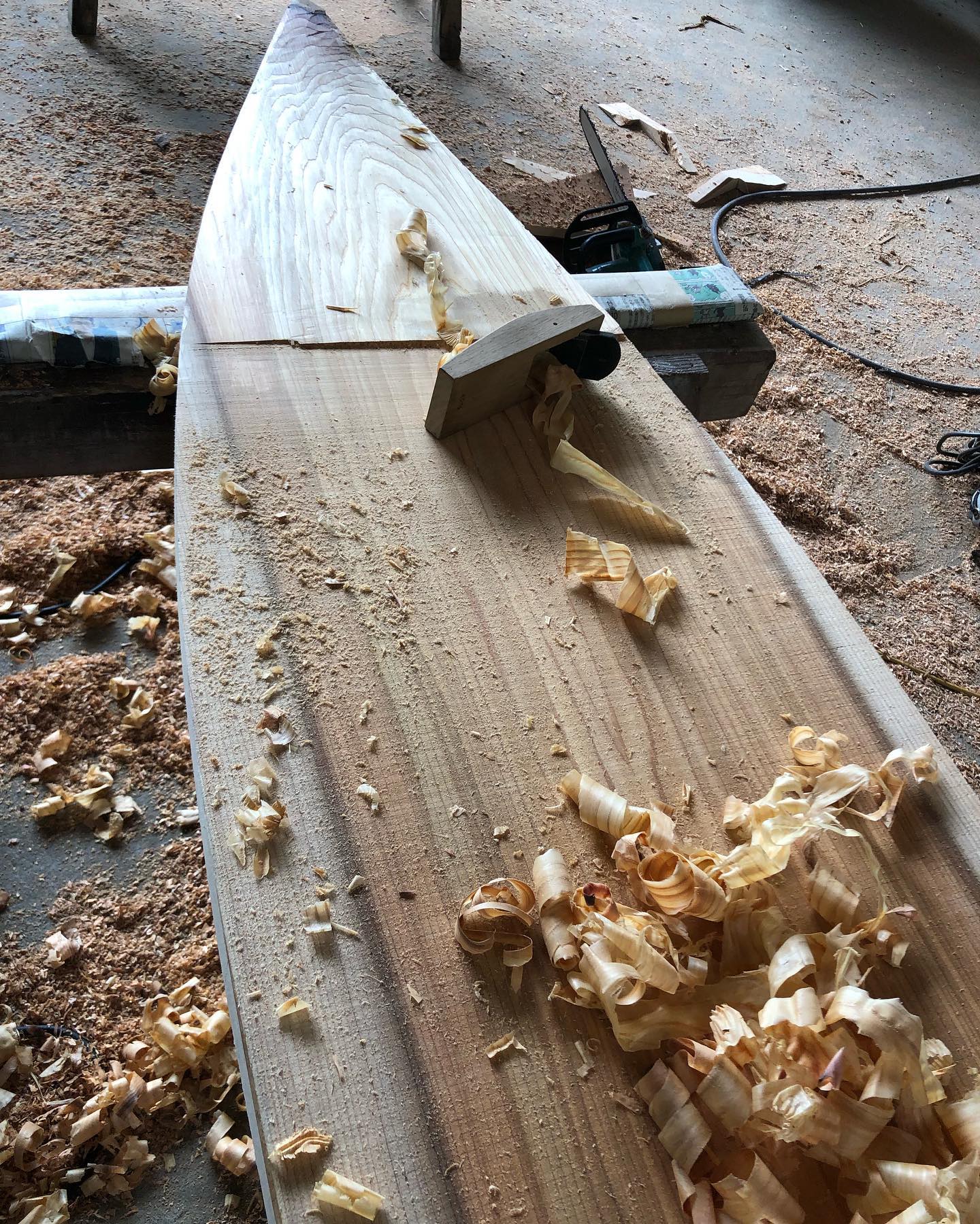 KUKUウッドボード製作中ロッカー、レールを調整しながら削ってます#杉のサーフボード #木頭杉サーフボード @woodboardkuku @woodwork_naka @nakawood