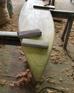 木頭杉一枚板サーフボード　ボトム面の加工