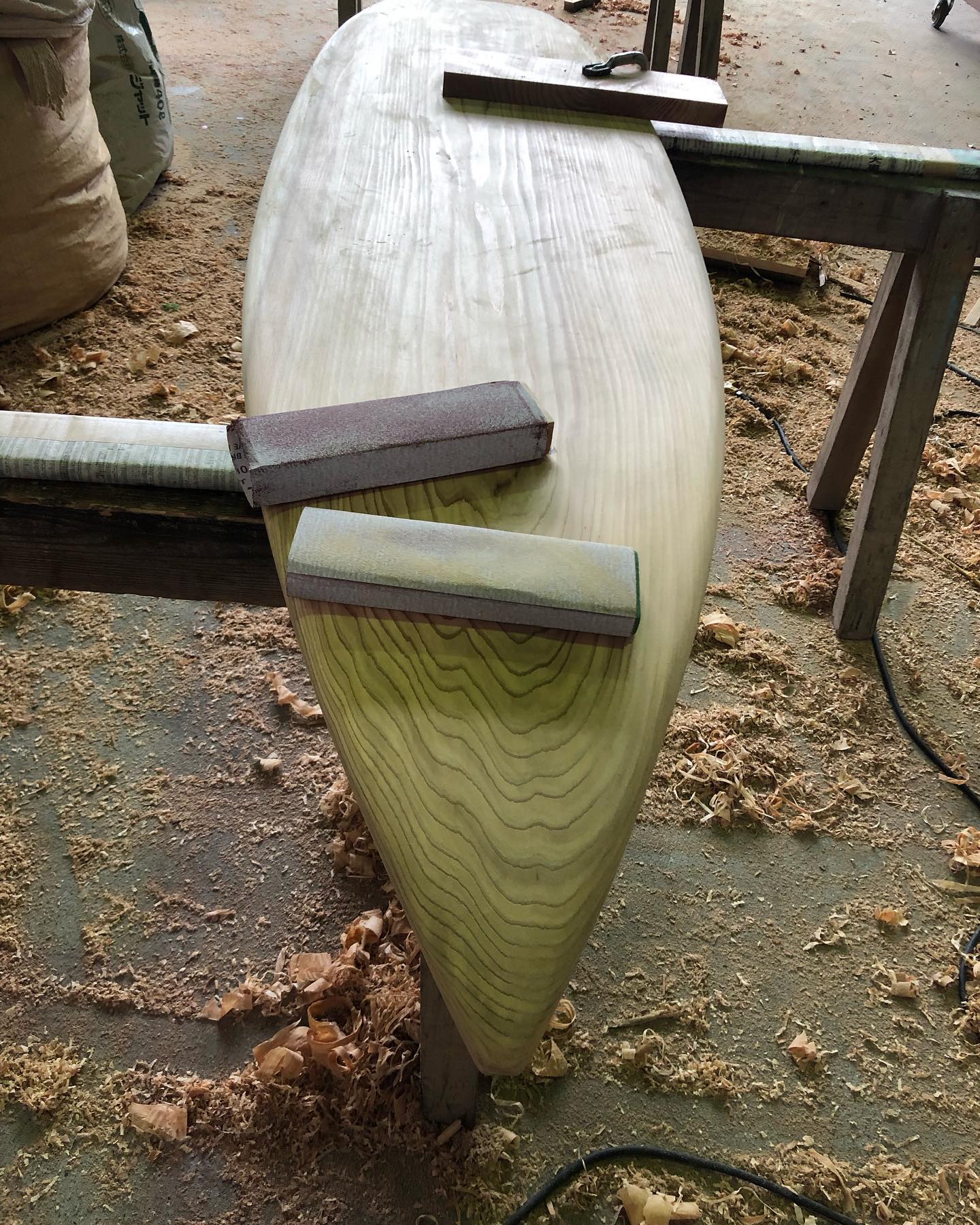 木頭杉一枚板サーフボード　ボトム面の加工