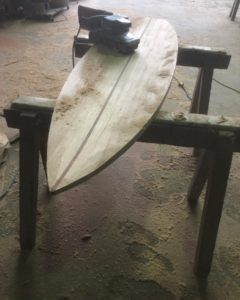 木頭杉サーフボードをシェイプ！