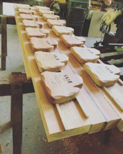 KUKU ウッドトロフィー塗装中