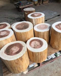 丸太スツール製作中