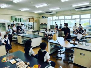 木育授業の講師として、徳島市内の小学校へ