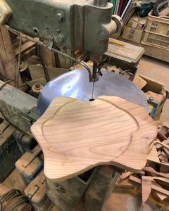 木頭杉のハンバーグプレート製作中 -四国型にカット-