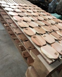 KUKU コースタープレート塗装中