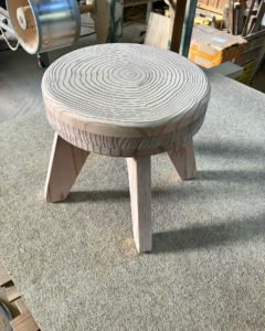 木頭杉のスツール